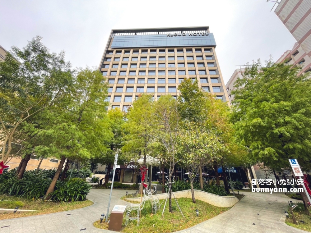 台中浮雲客棧超美城市景觀飯店，走路五分鐘到夜市也太棒。