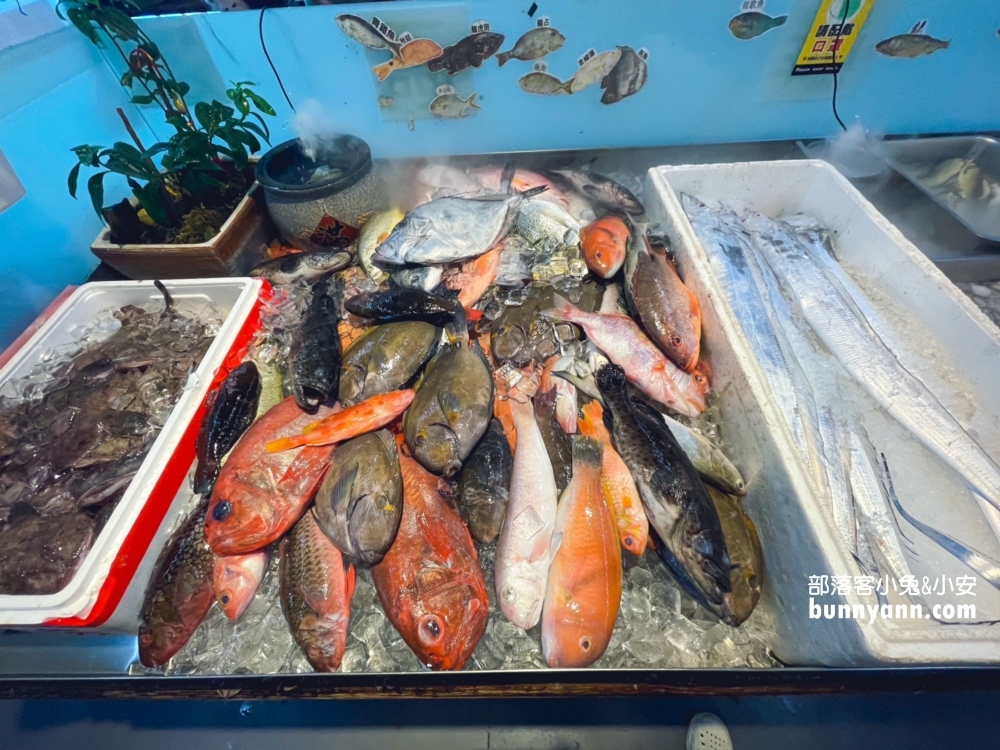 新北市【海世界複合式碳烤林口店】各種海鮮漁獲一整個放滿冰櫃任你挑