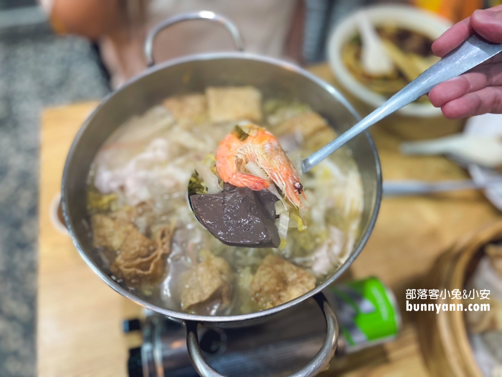 七堵美食【宣騰莊】好吃又便宜的酸菜白肉鍋跟牛肉麵