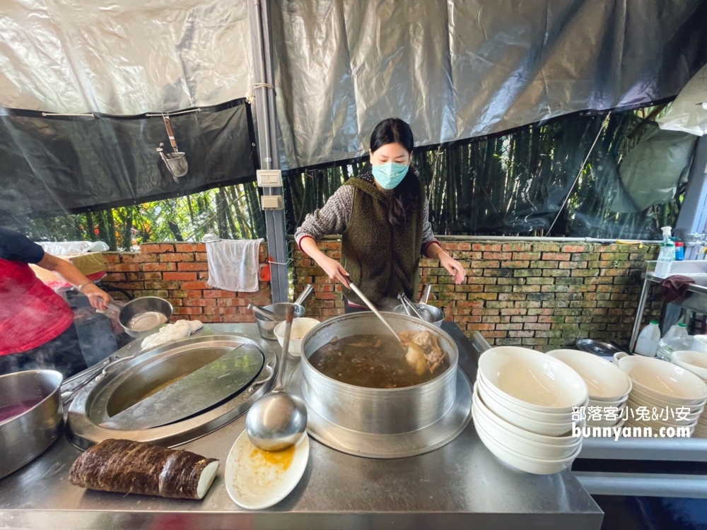 陽明山【草山風情藥膳餐廳】這家麻油雞真不錯喝，湯內有整隻雞腿