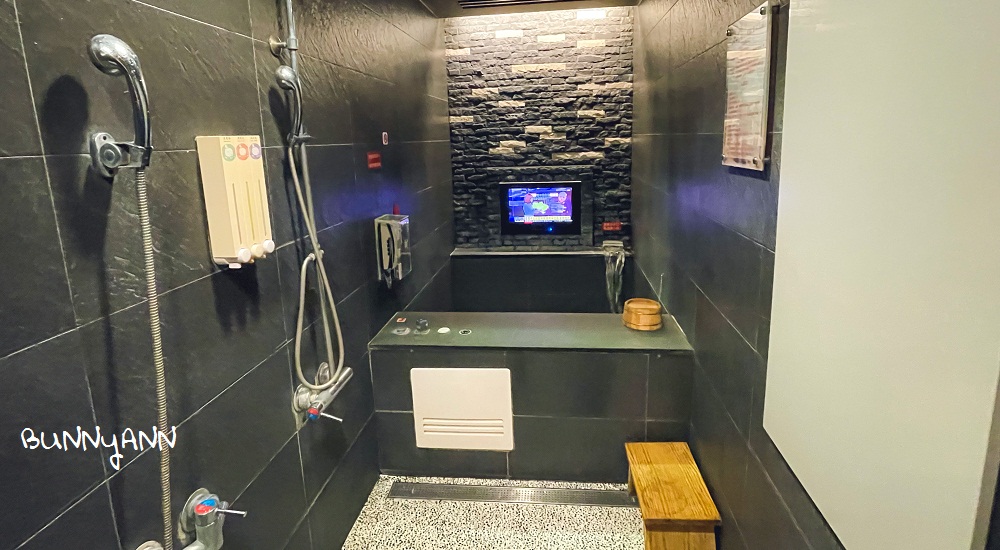 烏來【龍門精緻溫泉民宿】一人兩百元平價湯屋，有按摩大池和電視