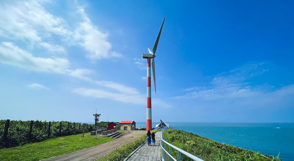 石門景點石門風力發電觀景台湛藍天空下的美麗風車。
