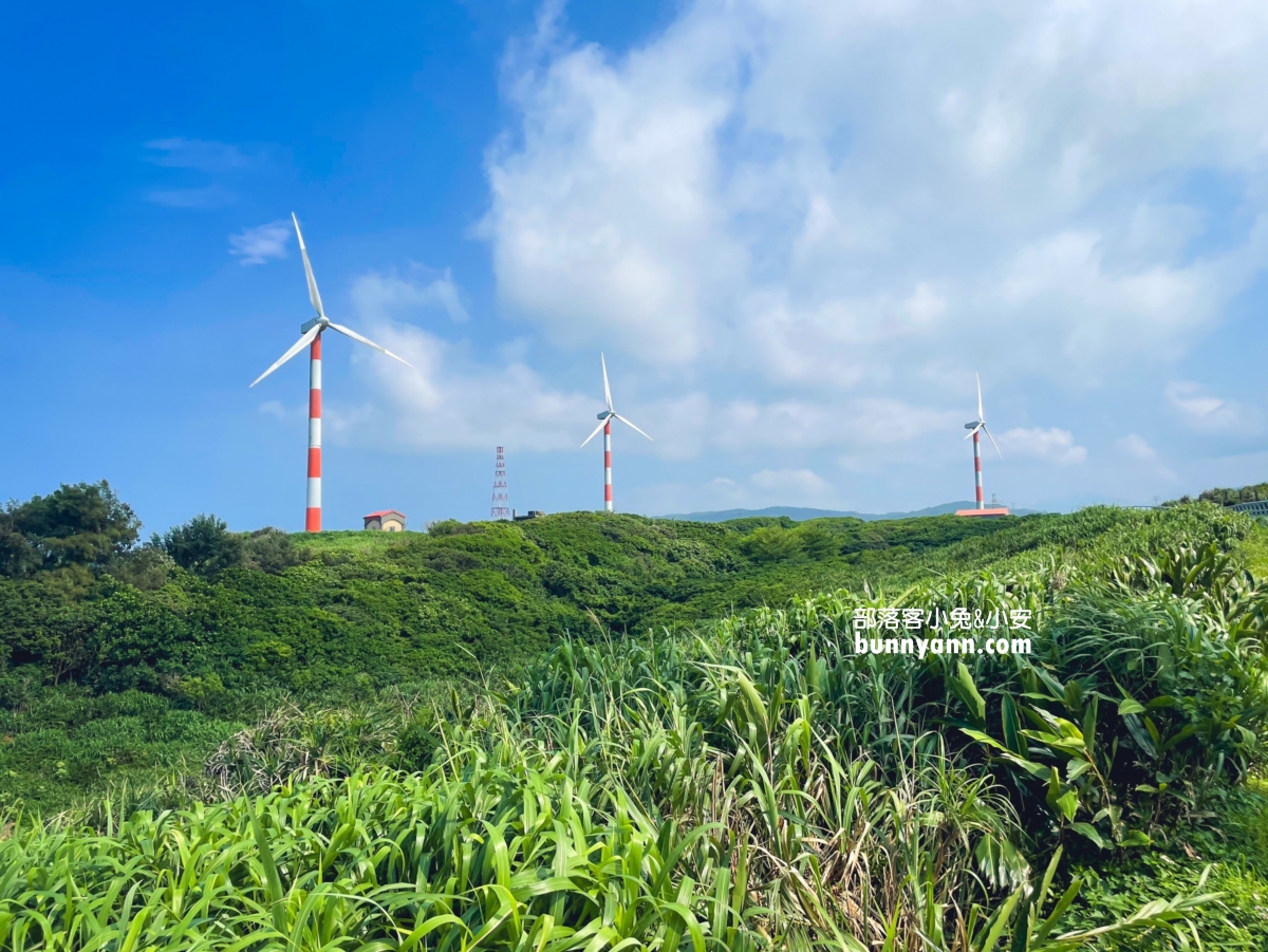 石門景點石門風力發電觀景台湛藍天空下的美麗風車。