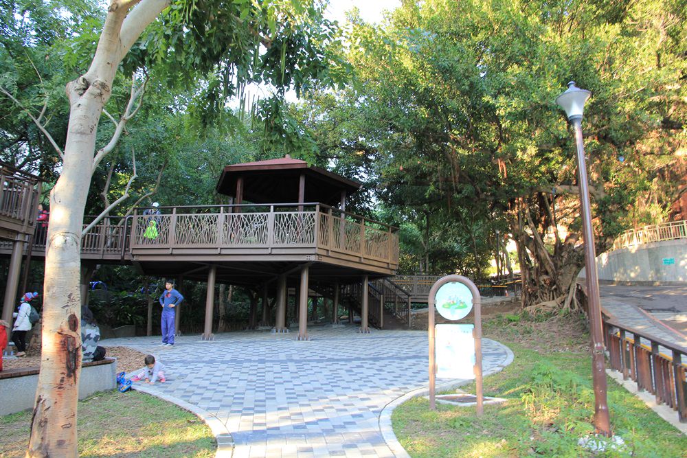【天母東和公園】免費玩兩層樓旋轉溜滑梯，湯姆歷險記森林遊樂場真棒。