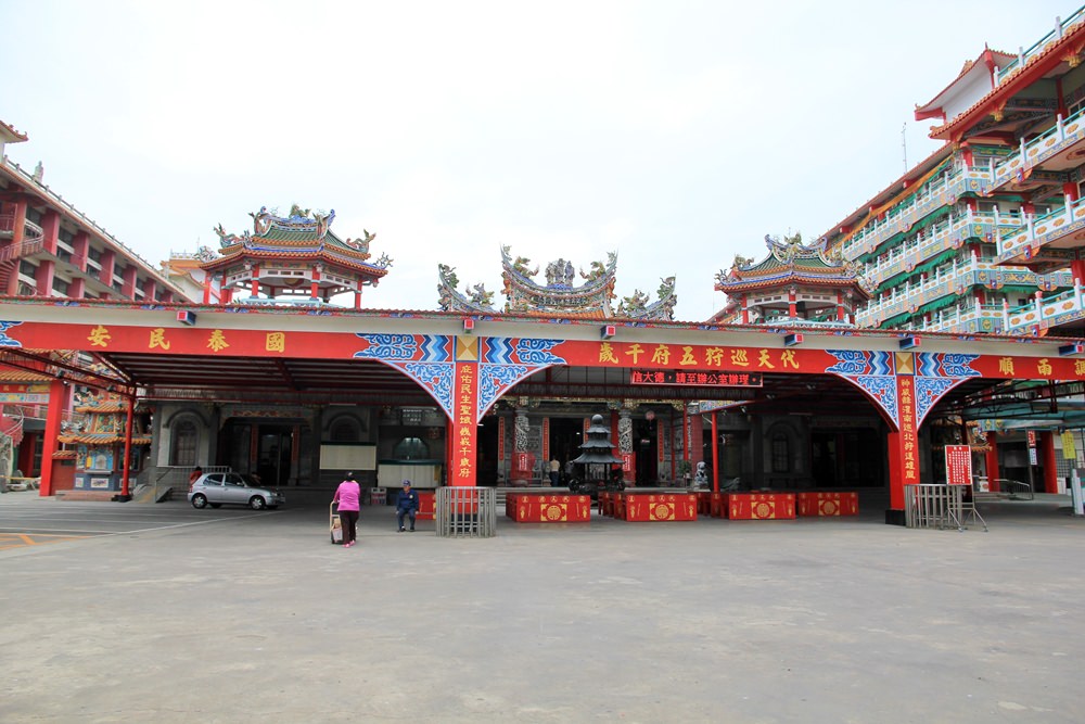 台南【麻豆代天府】刺激挑戰滾輪溜滑梯，還有驚悚地獄場景等你來玩