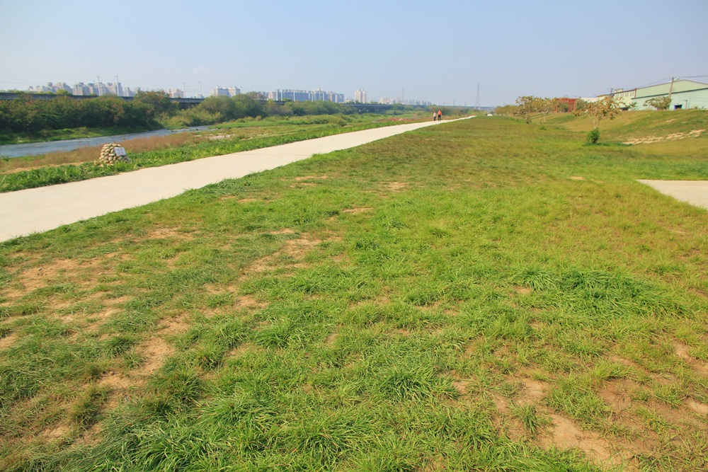 台中新景點 | 筏子溪迎賓水岸廊道，TAICHUNG巨大英文字最新打卡地標！