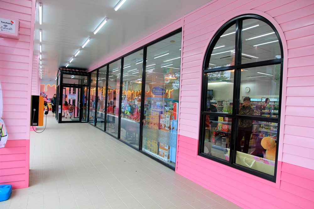 台中新景點 | 7-11后糖門市~超可口粉紅小七糖果屋，全台最少女心的7-ELEVEN！