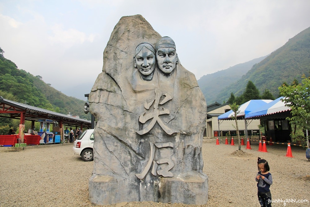 新竹尖石【青蛙石天空步道】深山裡的玻璃景觀平台，欣賞飛瀑好去處