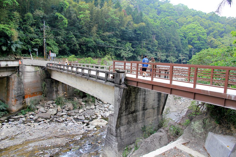 新竹尖石【青蛙石天空步道】深山裡的玻璃景觀平台，欣賞飛瀑好去處