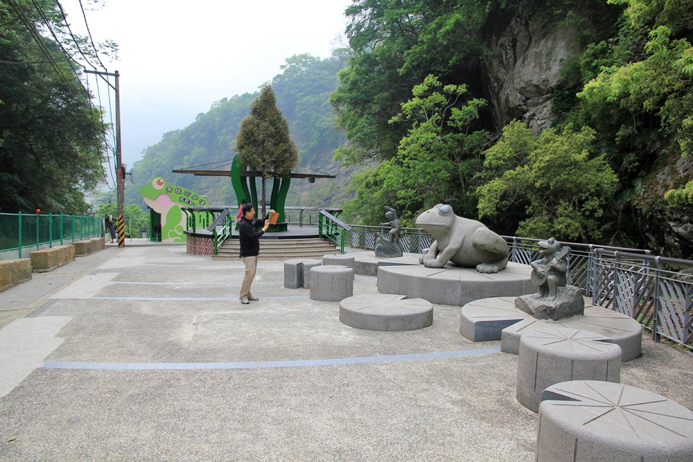 新竹尖石【青蛙石天空步道】深山裡的玻璃景觀平台，欣賞飛瀑好去處