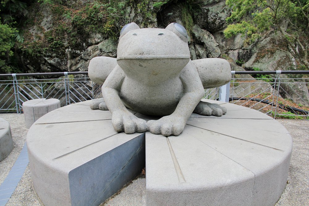 新竹尖石【青蛙石天空步道】深山裡的玻璃景觀平台，欣賞飛瀑好去處