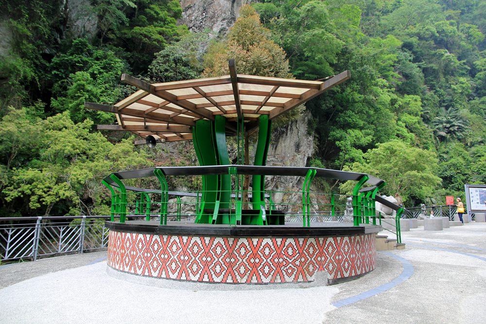 新竹尖石【青蛙石天空步道】深山裡的玻璃景觀平台，欣賞飛瀑好去處