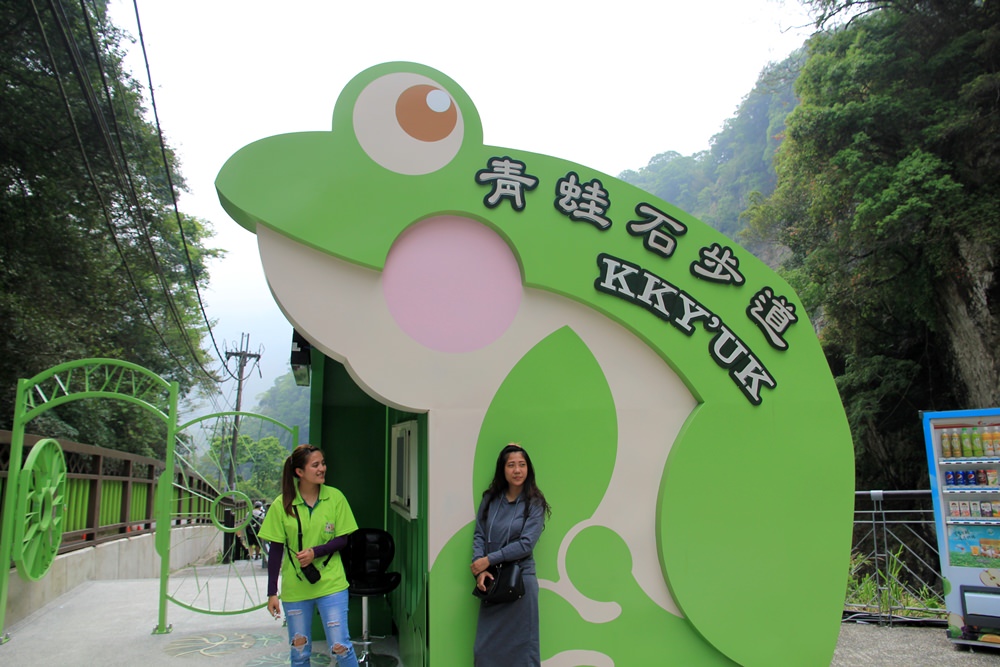 新竹尖石【青蛙石天空步道】深山裡的玻璃景觀平台，欣賞飛瀑好去處