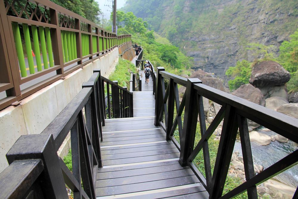 新竹尖石【青蛙石天空步道】深山裡的玻璃景觀平台，欣賞飛瀑好去處