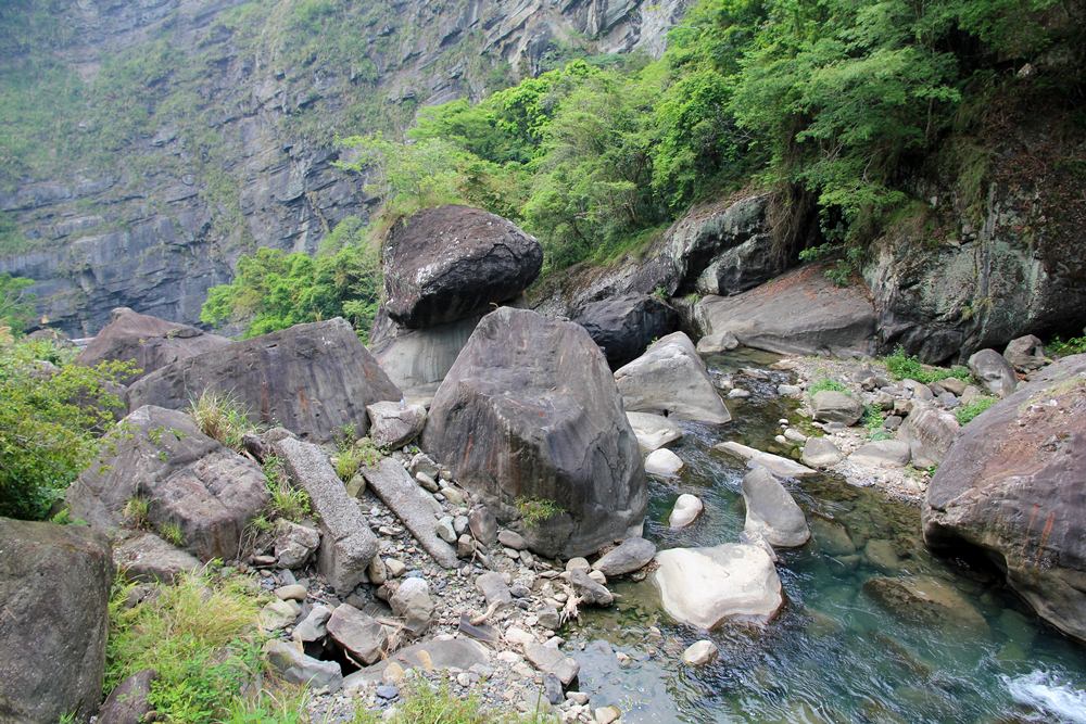 新竹尖石【青蛙石天空步道】深山裡的玻璃景觀平台，欣賞飛瀑好去處