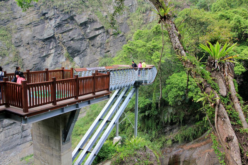 新竹尖石【青蛙石天空步道】深山裡的玻璃景觀平台，欣賞飛瀑好去處