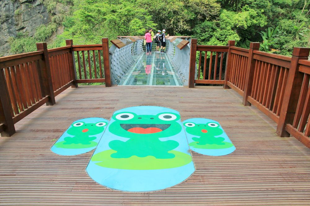 新竹尖石【青蛙石天空步道】深山裡的玻璃景觀平台，欣賞飛瀑好去處