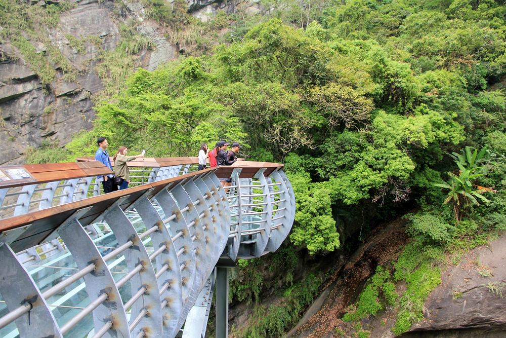 新竹尖石【青蛙石天空步道】深山裡的玻璃景觀平台，欣賞飛瀑好去處
