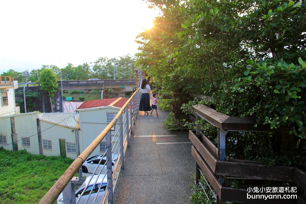 宜蘭景點 | 漂浮！慶和橋津梅棧道，打卡廢棄工業風長廊，橋下河濱大草原隨你奔跑~