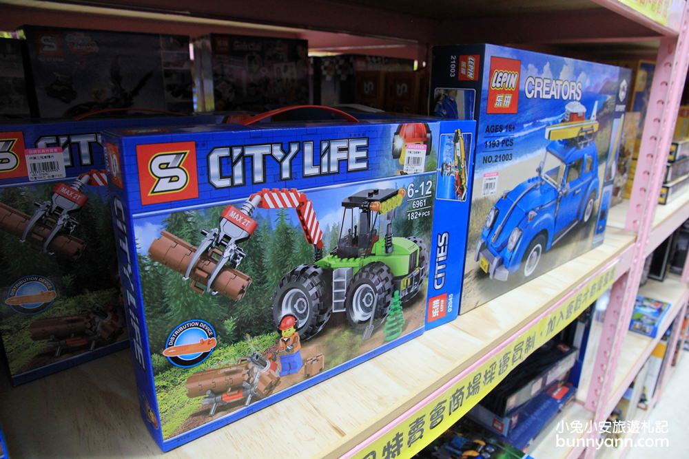 台中玩具店》亞細亞toys台中店～玩具百貨量販批發商場，上萬件超划算玩具逛到失心瘋～