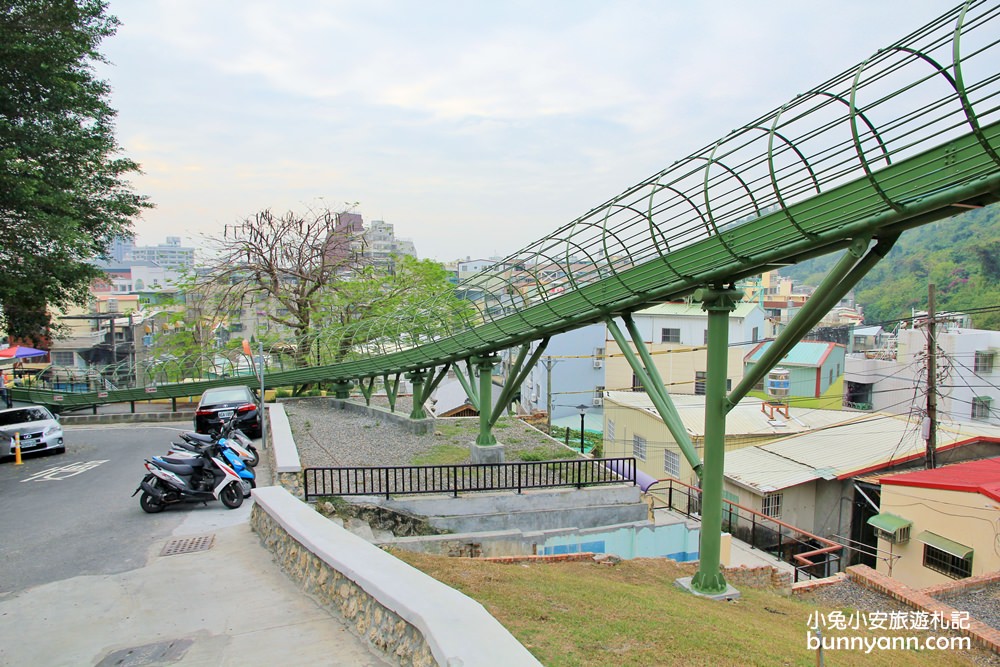高雄新景點》哈瑪星滾輪溜滑梯，超長高空滾輪式溜滑梯，穿越時空好好玩～