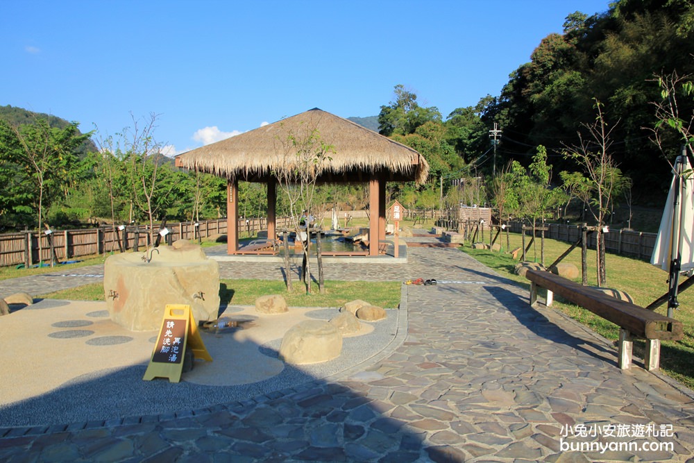 高雄景點》寶來花賞溫泉公園，群山包圍的足湯秘境，美人溫泉好滑嫩~