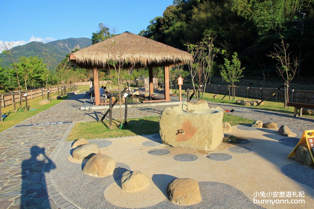 高雄景點》寶來花賞溫泉公園，群山包圍的足湯秘境，美人溫泉好滑嫩~