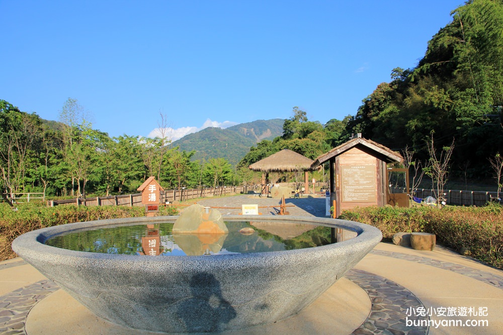 高雄景點》寶來花賞溫泉公園，群山包圍的足湯秘境，美人溫泉好滑嫩~