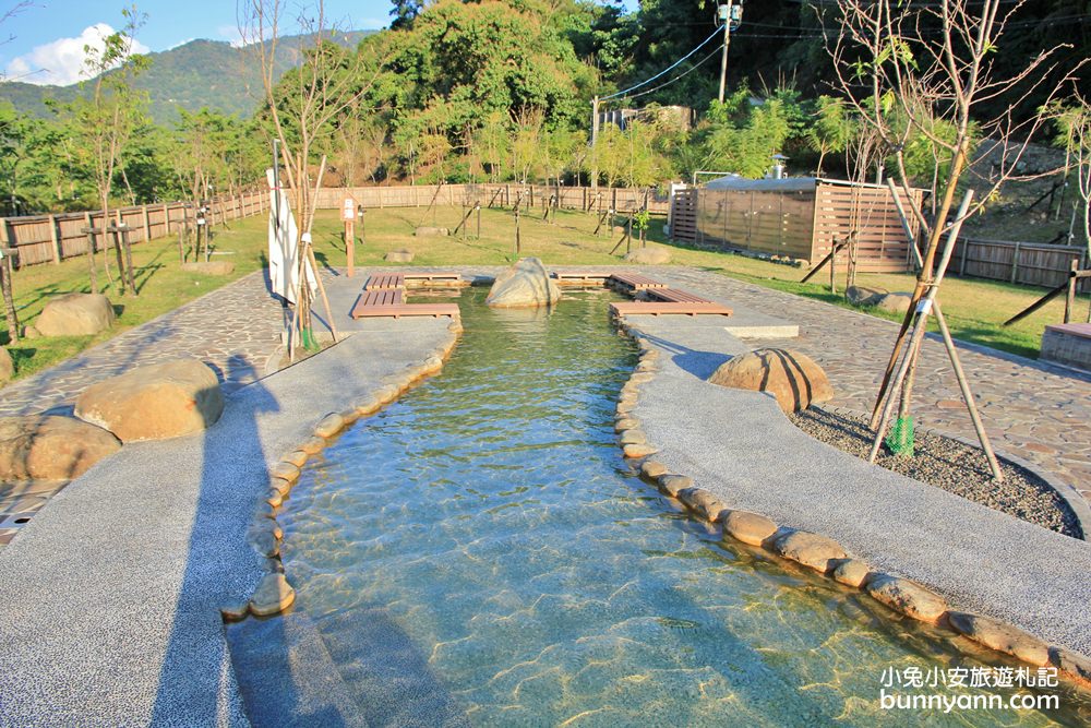 高雄景點》寶來花賞溫泉公園，群山包圍的足湯秘境，美人溫泉好滑嫩~