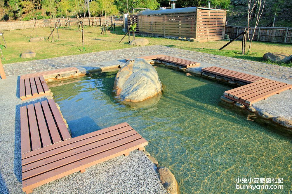 高雄景點》寶來花賞溫泉公園，群山包圍的足湯秘境，美人溫泉好滑嫩~