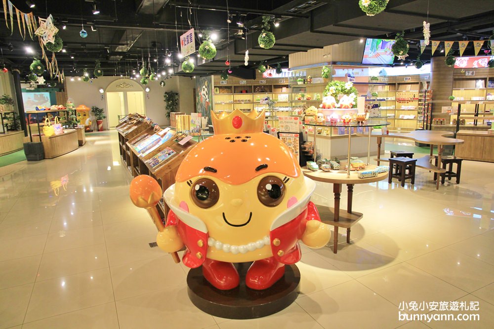 高雄景點》維格餅家高雄黃金菠蘿城堡，空中花園、免費試吃，來去鳳梨王國玩～