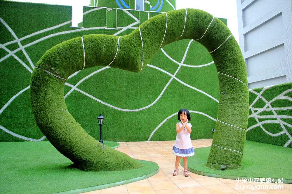 高雄景點》維格餅家高雄黃金菠蘿城堡，空中花園、免費試吃，來去鳳梨王國玩～