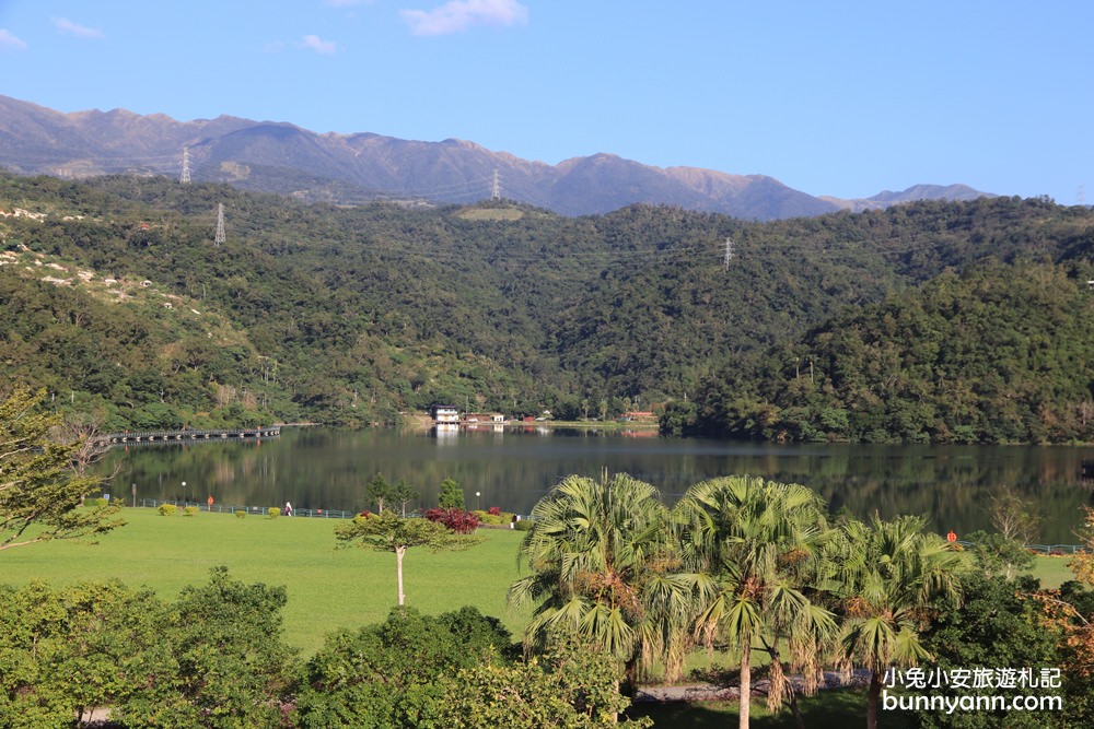 宜蘭景點》龍潭湖畔悠活園區，HoWine&Cafe純白貨櫃景觀咖啡，美麗湖光山色全都賞～