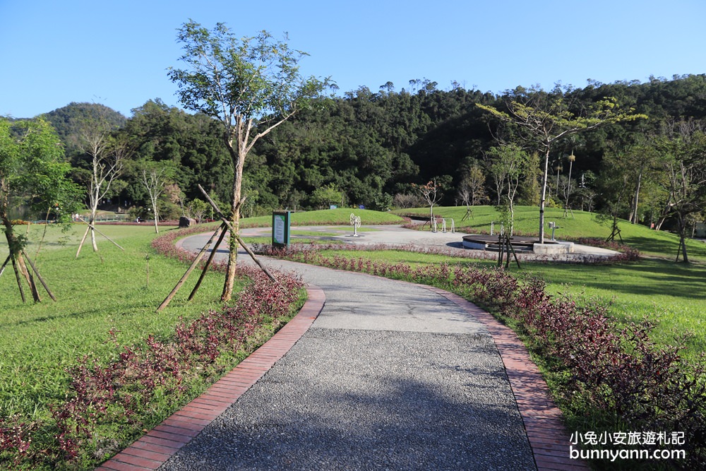 宜蘭景點》龍潭湖畔悠活園區，HoWine&Cafe純白貨櫃景觀咖啡，美麗湖光山色全都賞～