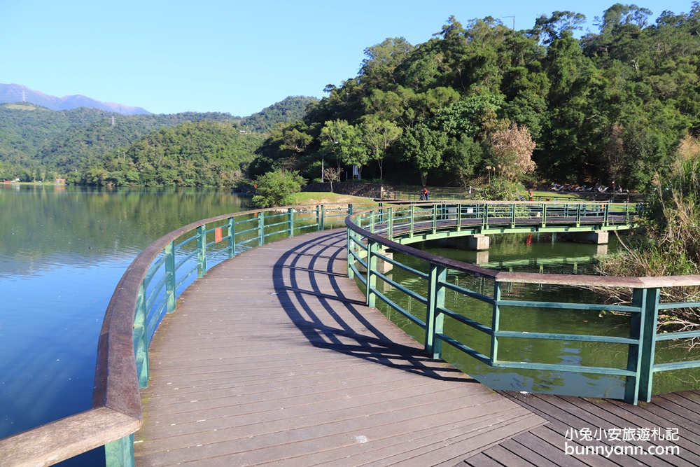 宜蘭景點》龍潭湖畔悠活園區，HoWine&Cafe純白貨櫃景觀咖啡，美麗湖光山色全都賞～