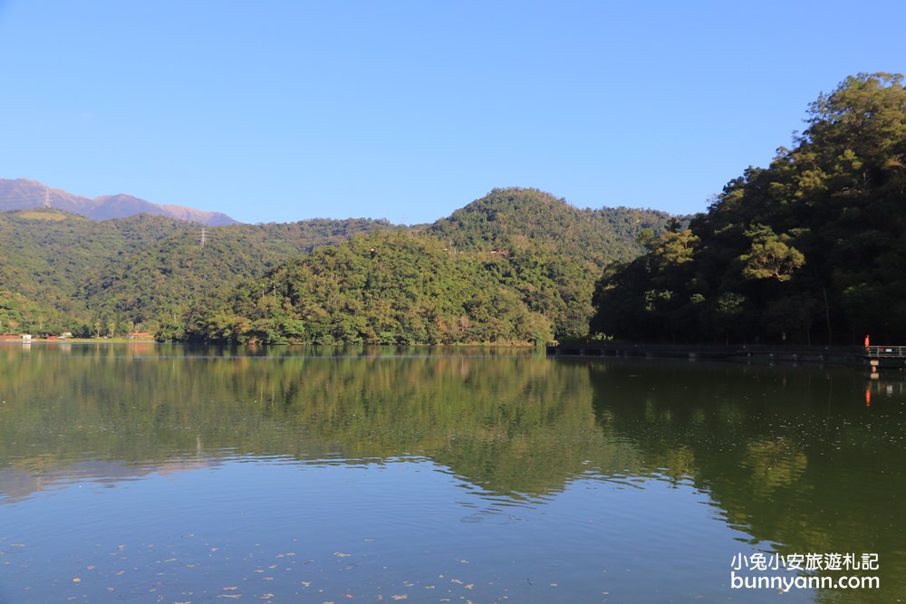 宜蘭景點》龍潭湖畔悠活園區，HoWine&Cafe純白貨櫃景觀咖啡，美麗湖光山色全都賞～