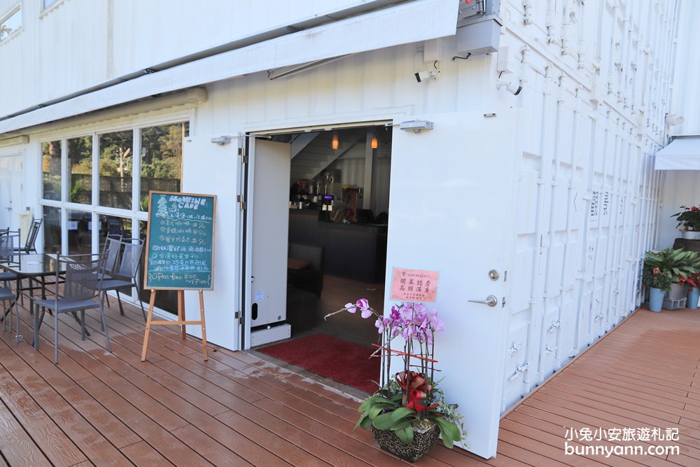 宜蘭景點》龍潭湖畔悠活園區，HoWine&Cafe純白貨櫃景觀咖啡，美麗湖光山色全都賞～
