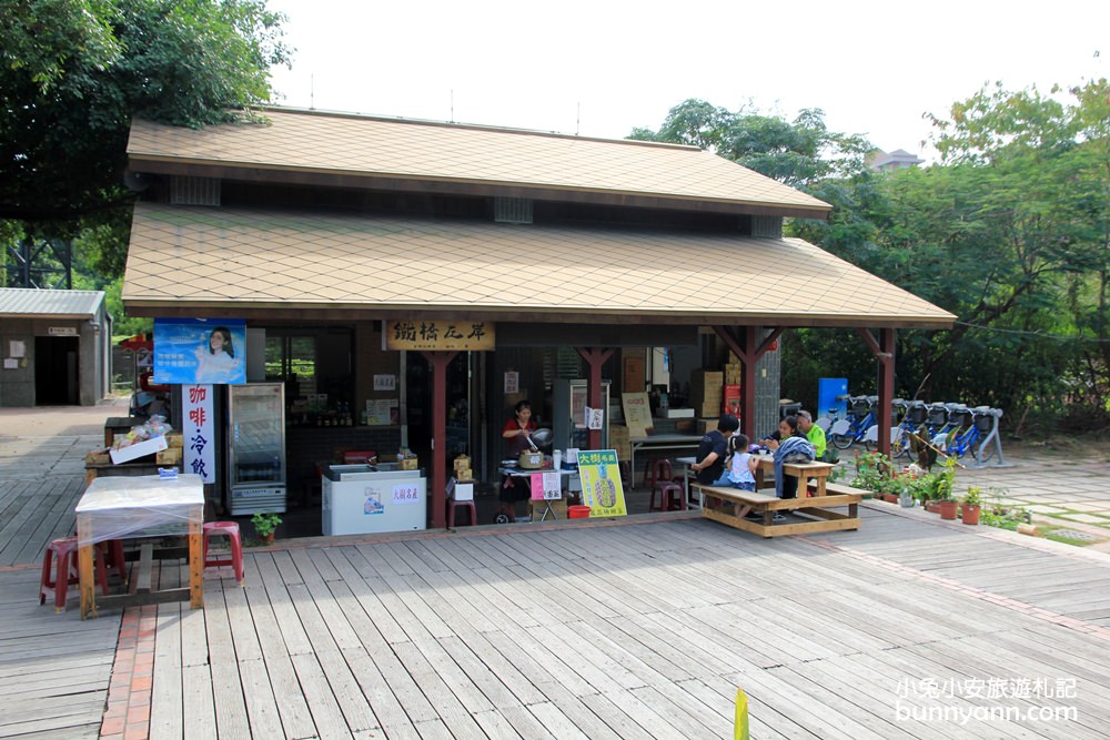 高雄景點》大樹舊鐵橋天空步道，草地野餐、漫步鋼骨鐵橋步道，拍火車飛馳超有趣~