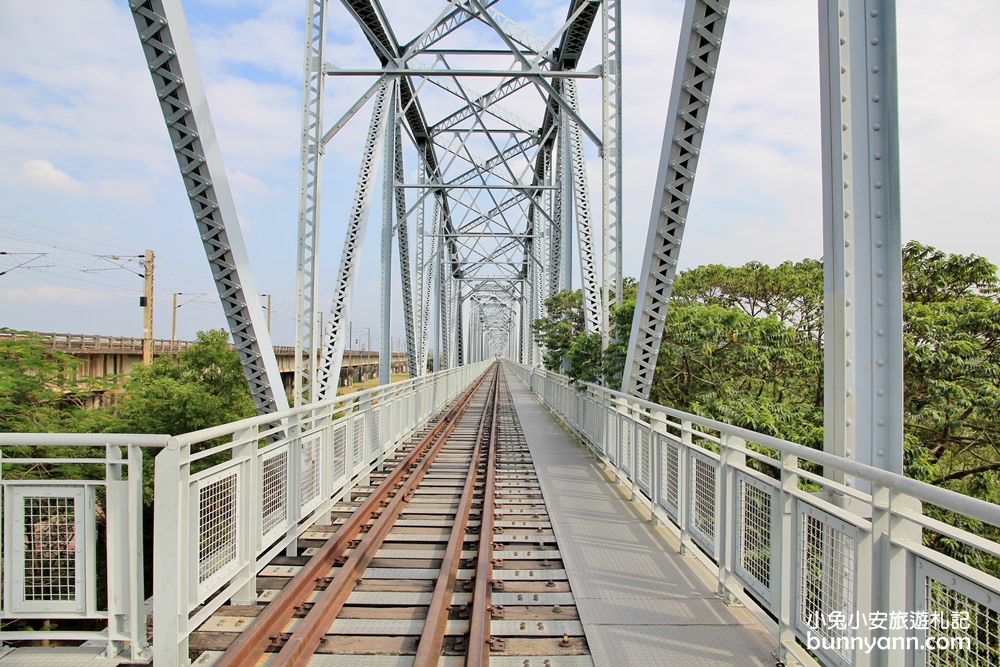 高雄景點》大樹舊鐵橋天空步道，草地野餐、漫步鋼骨鐵橋步道，拍火車飛馳超有趣~
