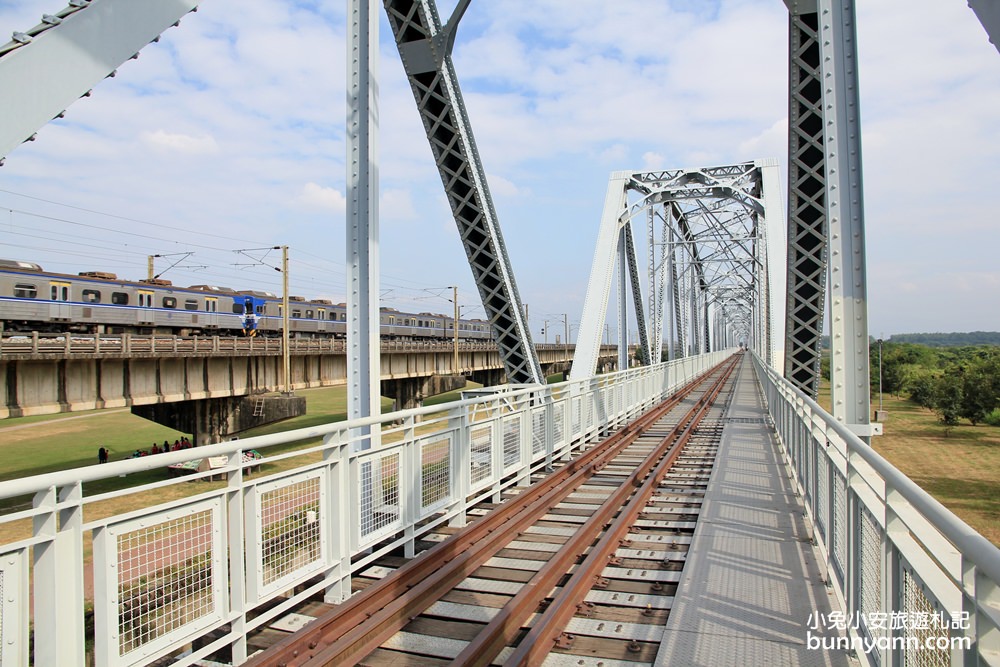 高雄景點》大樹舊鐵橋天空步道，草地野餐、漫步鋼骨鐵橋步道，拍火車飛馳超有趣~