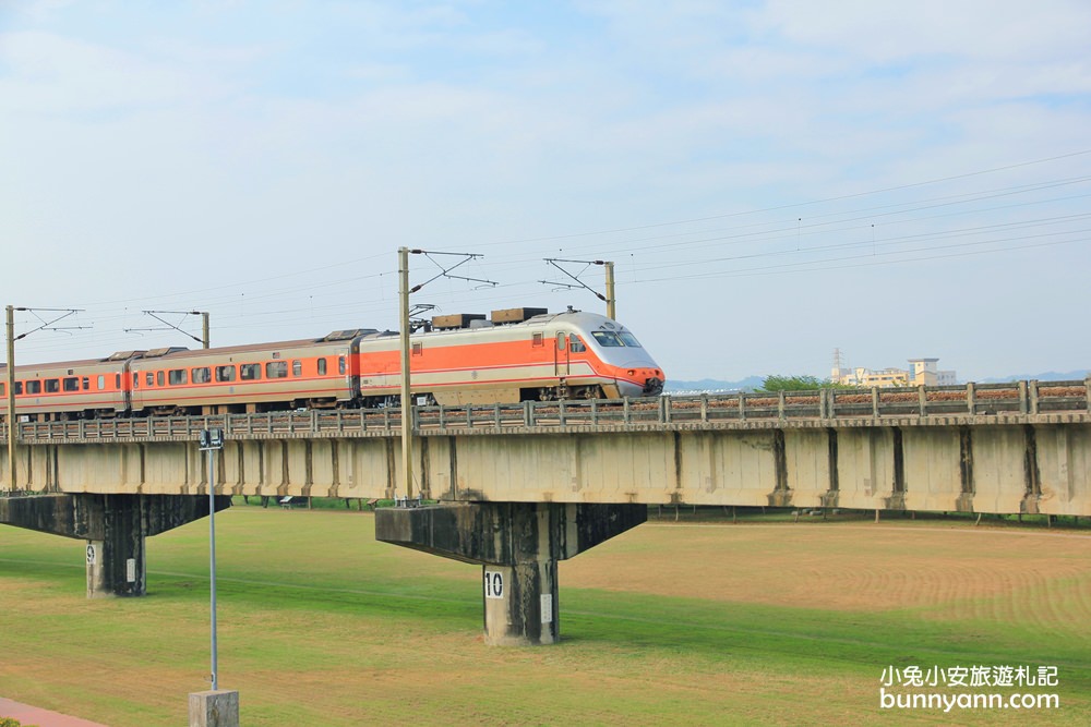 高雄景點》大樹舊鐵橋天空步道，草地野餐、漫步鋼骨鐵橋步道，拍火車飛馳超有趣~