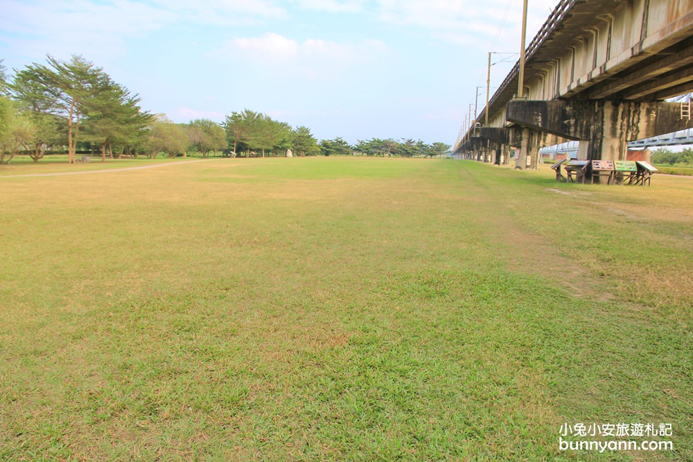 高雄景點》大樹舊鐵橋天空步道，草地野餐、漫步鋼骨鐵橋步道，拍火車飛馳超有趣~
