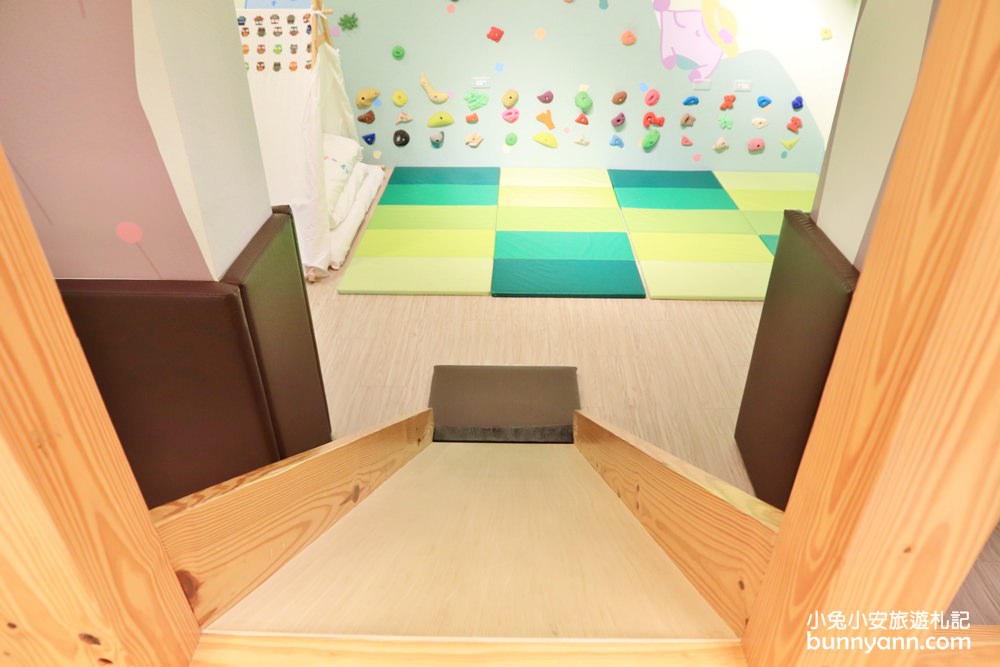 台中親子民宿》Kids-box溜滑梯房，小孩會愛樹屋溜滑梯和變裝派對超好玩~（暫停營業）