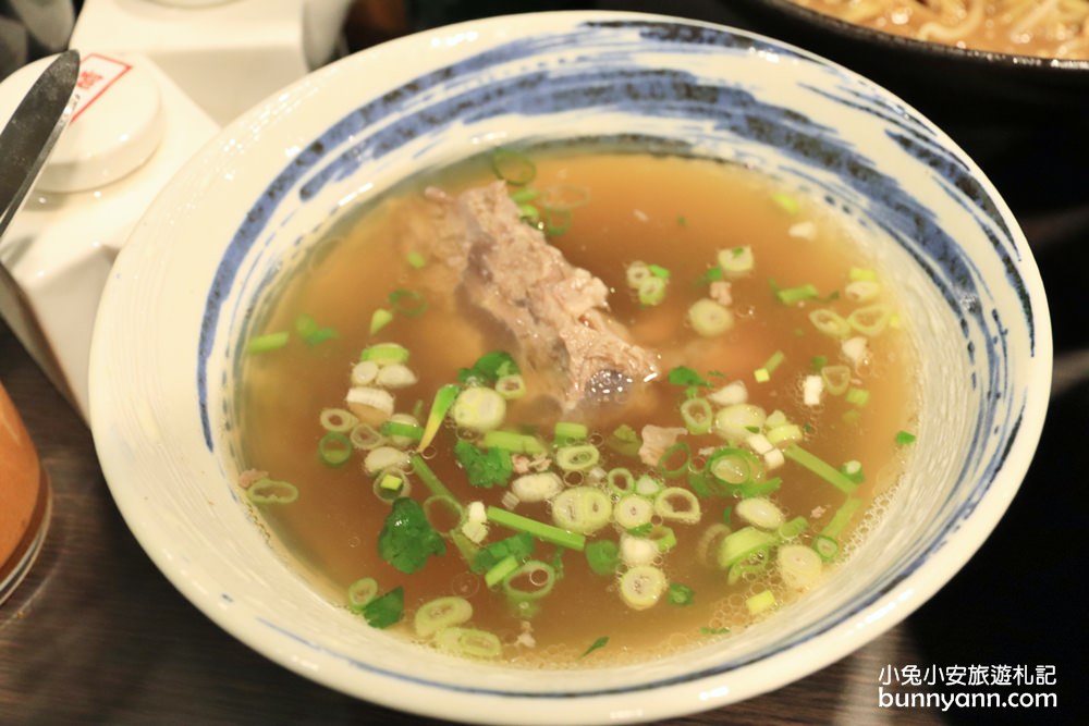 土城拉麵店》海山捷運站，勝男家台式牛肉拉麵，厚實大塊牛肉超滿足！