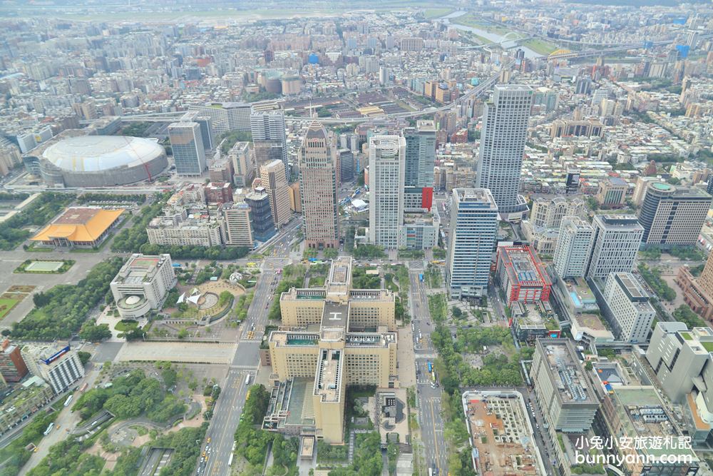 台北景點》台北城市一日遊驚奇璀璨路線！101觀景台+袖珍博物館+美麗華摩天輪賞夜景全都玩~