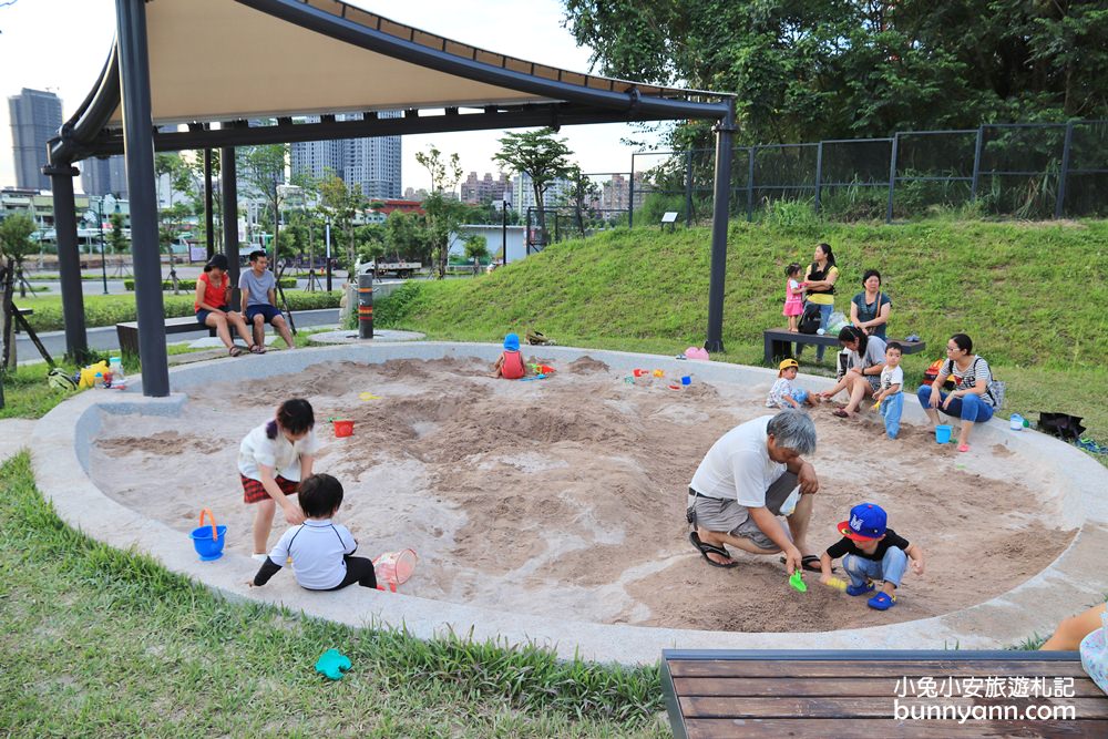 新北景點》土城斬龍山遺址文化公園，夜玩七彩噴泉戲水區，磨石子溜滑梯與沙坑好有趣～