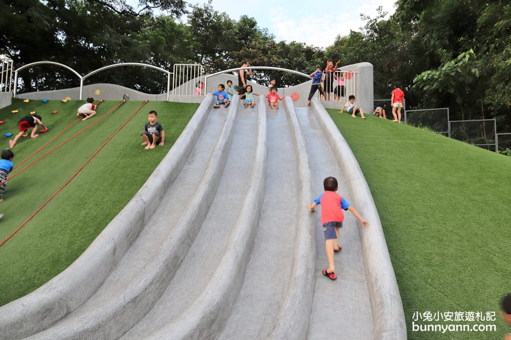 新北景點》土城斬龍山遺址文化公園，夜玩七彩噴泉戲水區，磨石子溜滑梯與沙坑好有趣～
