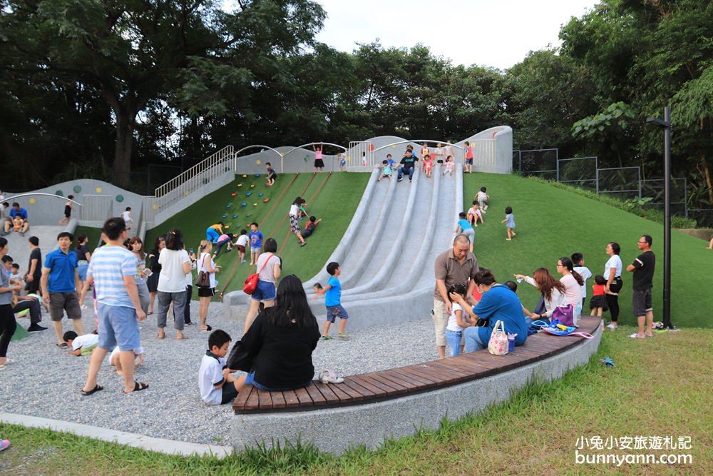 新北景點》土城斬龍山遺址文化公園，夜玩七彩噴泉戲水區，磨石子溜滑梯與沙坑好有趣～