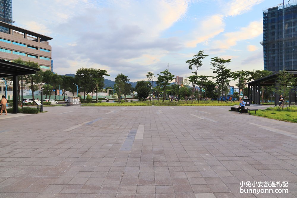 新北景點》土城斬龍山遺址文化公園，夜玩七彩噴泉戲水區，磨石子溜滑梯與沙坑好有趣～