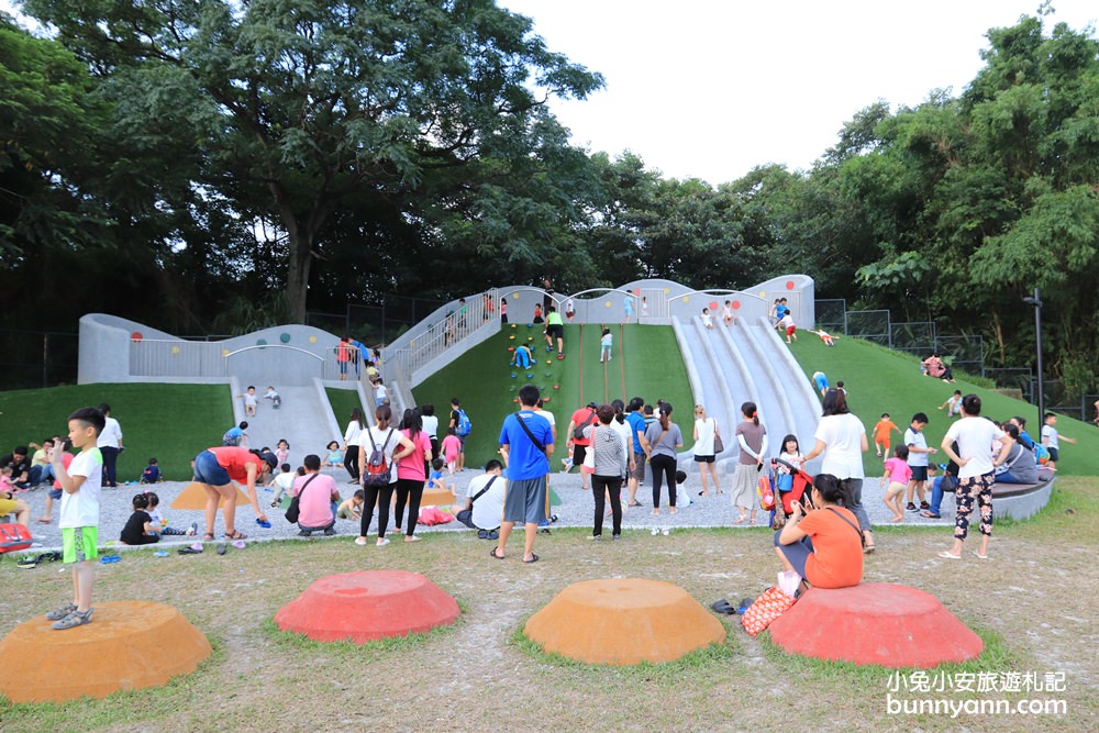 新北景點》土城斬龍山遺址文化公園，夜玩七彩噴泉戲水區，磨石子溜滑梯與沙坑好有趣～